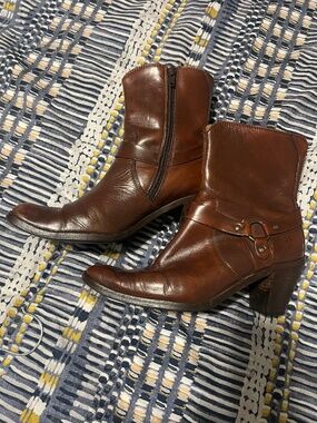 Frye classic leather harness boots, women’s size 7.5